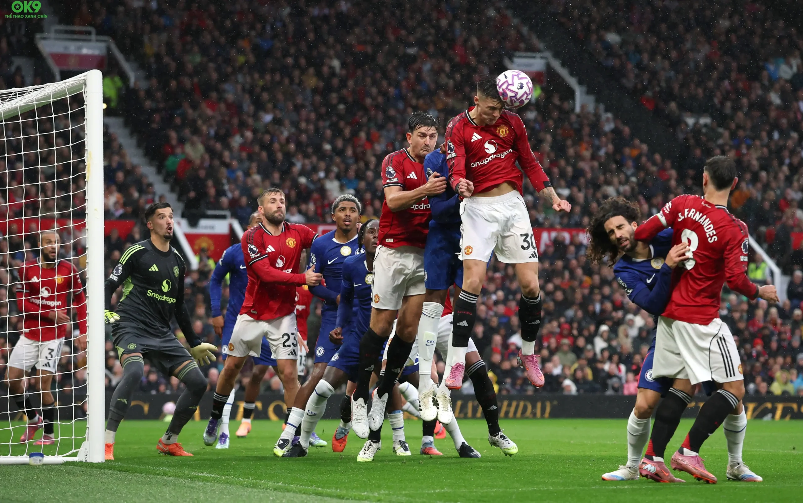 Chelsea và MU gặp khó